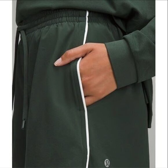 Lululemon Lightweight High-Rise Relaxed Short 3" *Long Liner Legacy Green/White - Picture 3 of 6